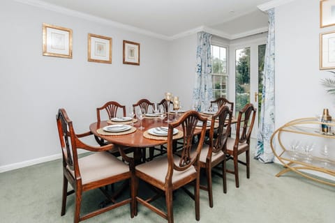 Cherry Blossom Corner Apartment in Henley-on-Thames