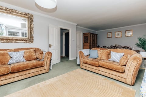 Cherry Blossom Corner Apartment in Henley-on-Thames