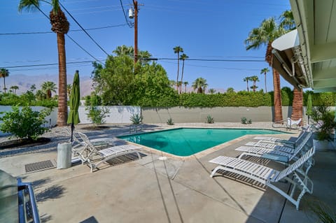 Midcentury Dreamin' Apartment in Palm Springs