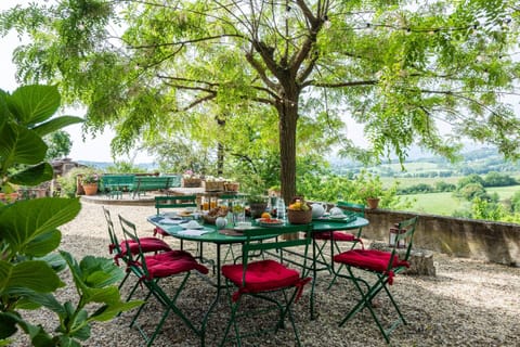 Floral Dining Condo in Rignano sull Arno