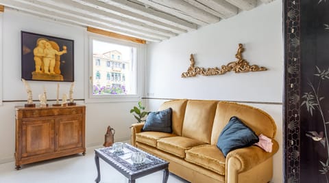 Canalside Charm Apartment in San Marco