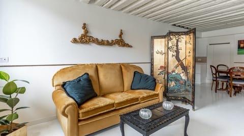 Canalside Charm Apartment in San Marco