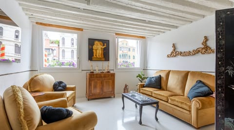 Canalside Charm Apartment in San Marco