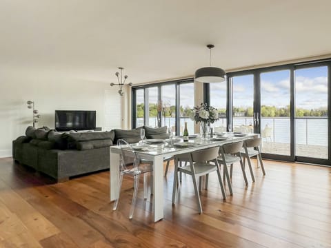 The Lake Escape Apartment in Cotswold District