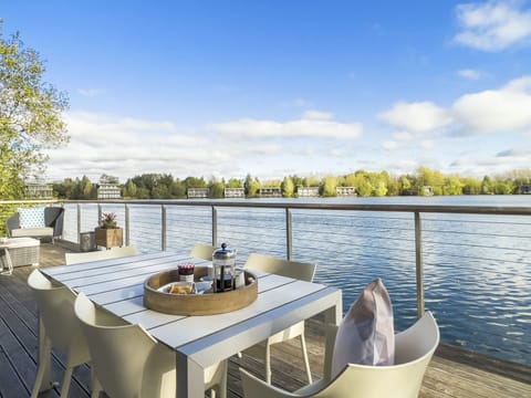 The Lake Escape Apartment in Cotswold District