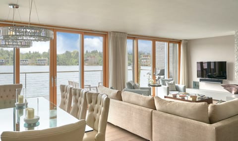 Lakeside Reflections Apartment in Cotswold District