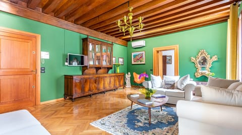 Emerald Masquerade Apartment in San Marco