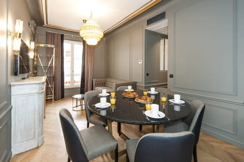 Tea with Dietrich  Condominio in Paris