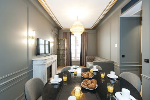 Tea with Dietrich  Condominio in Paris