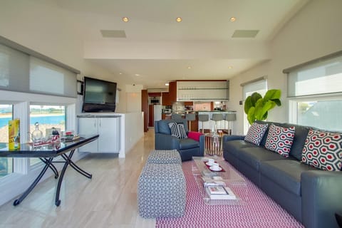 Light Pacific Breeze Apartment in Mission Beach