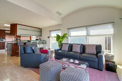 Light Pacific Breeze Apartment in Mission Beach