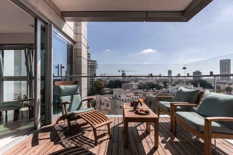 Towering Modernism Apartment in Tel Aviv-Yafo