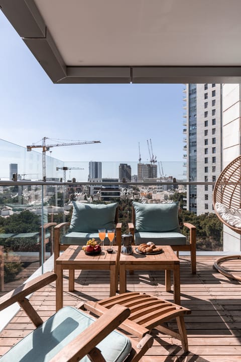 Towering Modernism Apartment in Tel Aviv-Yafo