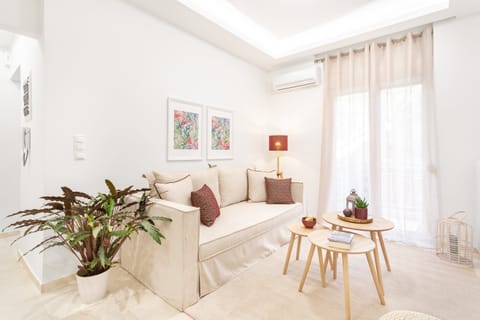 Burgundy Bloom Apartment in Athens