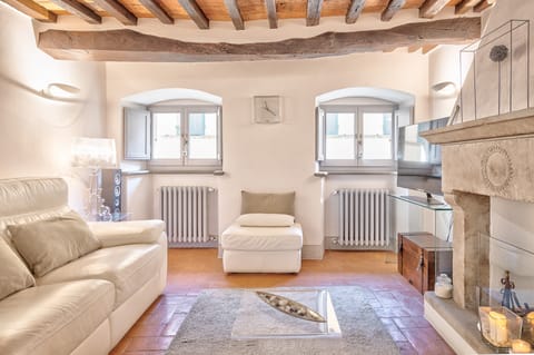 Sunflower Beams Apartment in Cortona