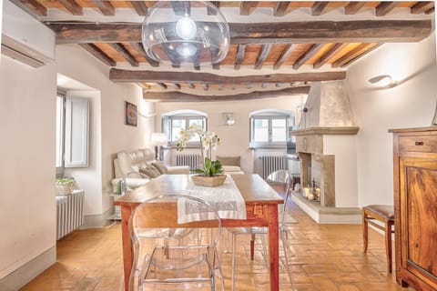 Sunflower Beams Apartment in Cortona