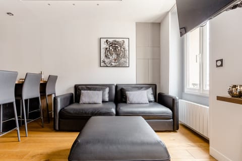 Tiger King Apartment in Vanves