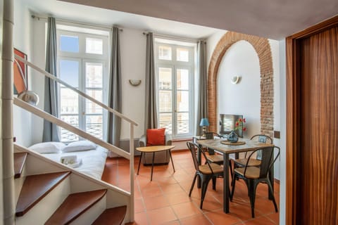 Be There or Be Square Apartment in Toulouse