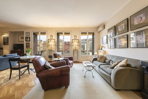 Astride the Arno Apartment in Florence