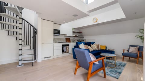 Walpole Wonder Apartment in London Borough of Ealing