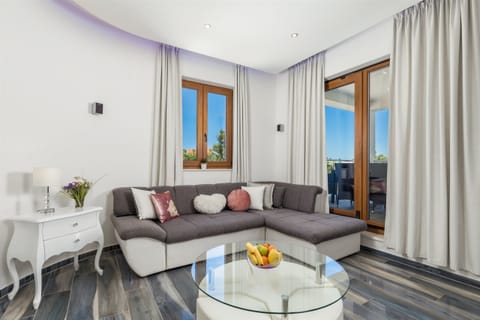 Sing Me the Sea Apartment in Seline