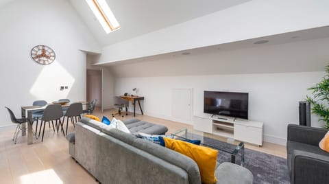 Parkside Loft Apartment in London Borough of Ealing