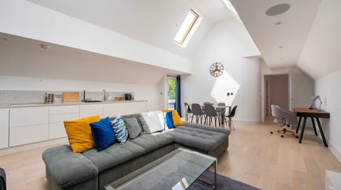 Parkside Loft Apartment in London Borough of Ealing