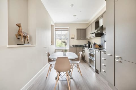 Green & Leafy Apartment in London