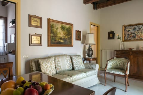 Sweet Scented Wisteria Apartment in Venice