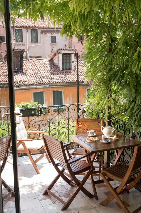 Sweet Scented Wisteria Apartment in Venice