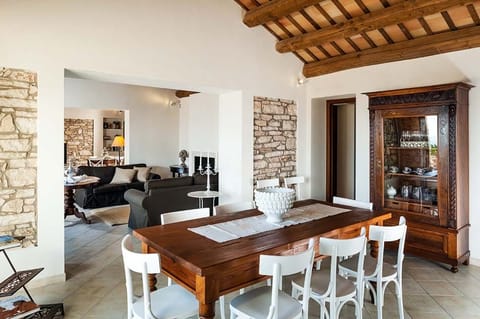 Verde Sprawl Apartment in Sicily