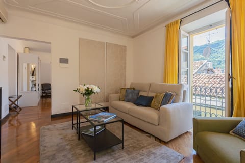 Cream Roses Apartment in Como