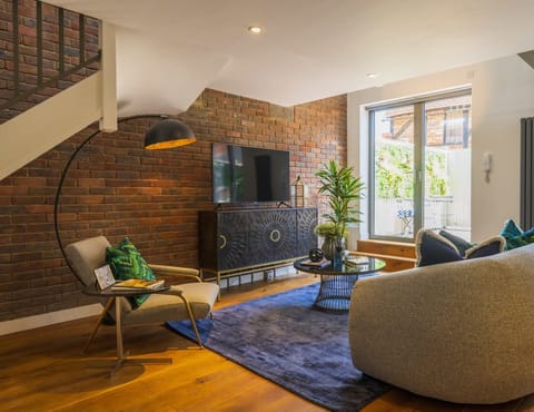 Evergreen & Brick Apartment in Henley-on-Thames