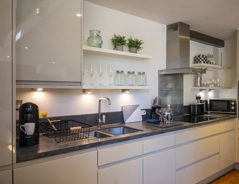 Evergreen & Brick Apartment in Henley-on-Thames