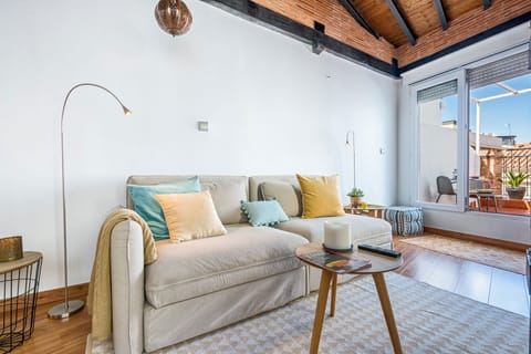 Wooden Pastels Apartment in Malaga