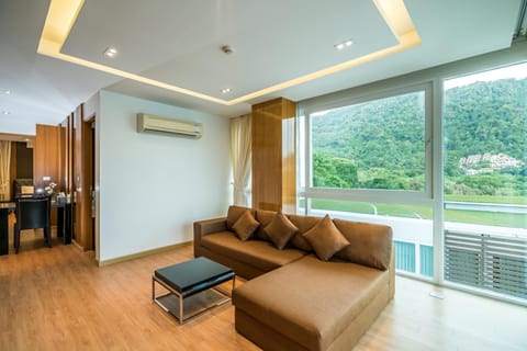 Waves or Bubbles? Apartamento in Patong