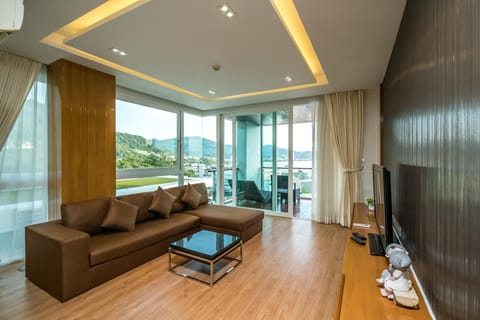 Waves or Bubbles? Apartment in Patong