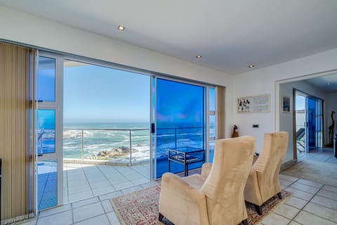 Beauty & the Bay Condo in Camps Bay