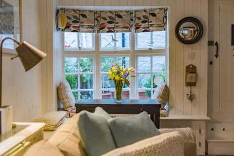 Floral & Blue Apartment in Dover District