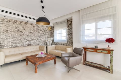 Twenty-one Seconds to Go Apartment in Tel Aviv-Yafo