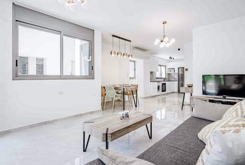 A Fresh Pair Condo in Tel Aviv-Yafo