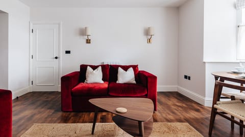 Georgian Red Apartment in Bristol