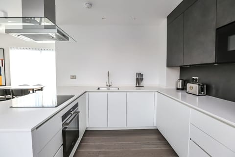 Warm White Clouds Apartment in London Borough of Islington