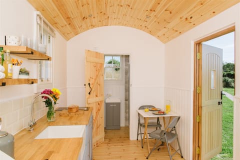 Endless Green Apartment in England