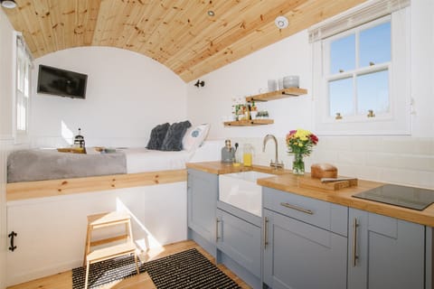 Endless Green Apartment in England