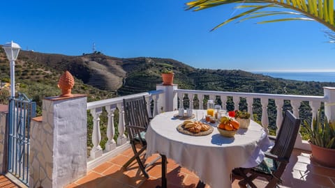 Andalusian Watchtower Apartment in Río de Torrox