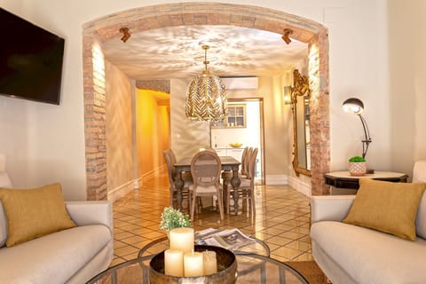 Golden Myths Apartment in Granada