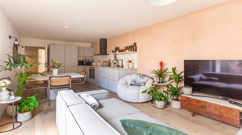 Peach of a Place Apartment in London Borough of Hackney