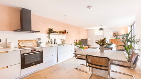 Peach of a Place Apartment in London Borough of Hackney