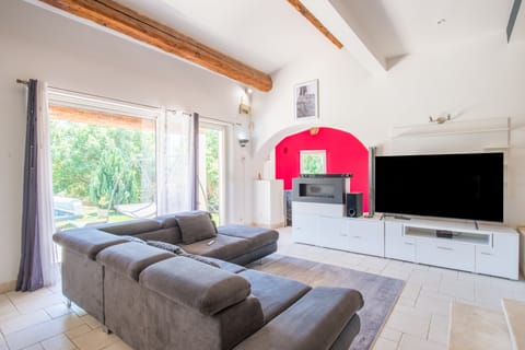 Lavender & Fuchsia Apartment in Grignan